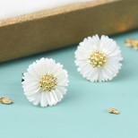 White Shell Daisy Stud Earrings
